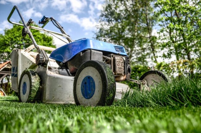 lawnmower-384589_1280-e1542144495643.jpg